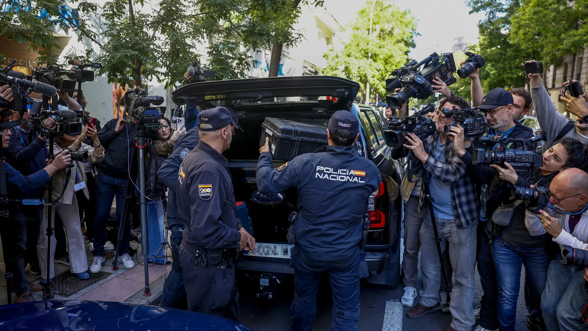 La Policía accedió a una caja fuerte en el despacho de Zapatero durante el registro a su secretaria personal La Policía accedió a una caja fuerte en el despacho de Zapatero durante el registro a su secretaria personal