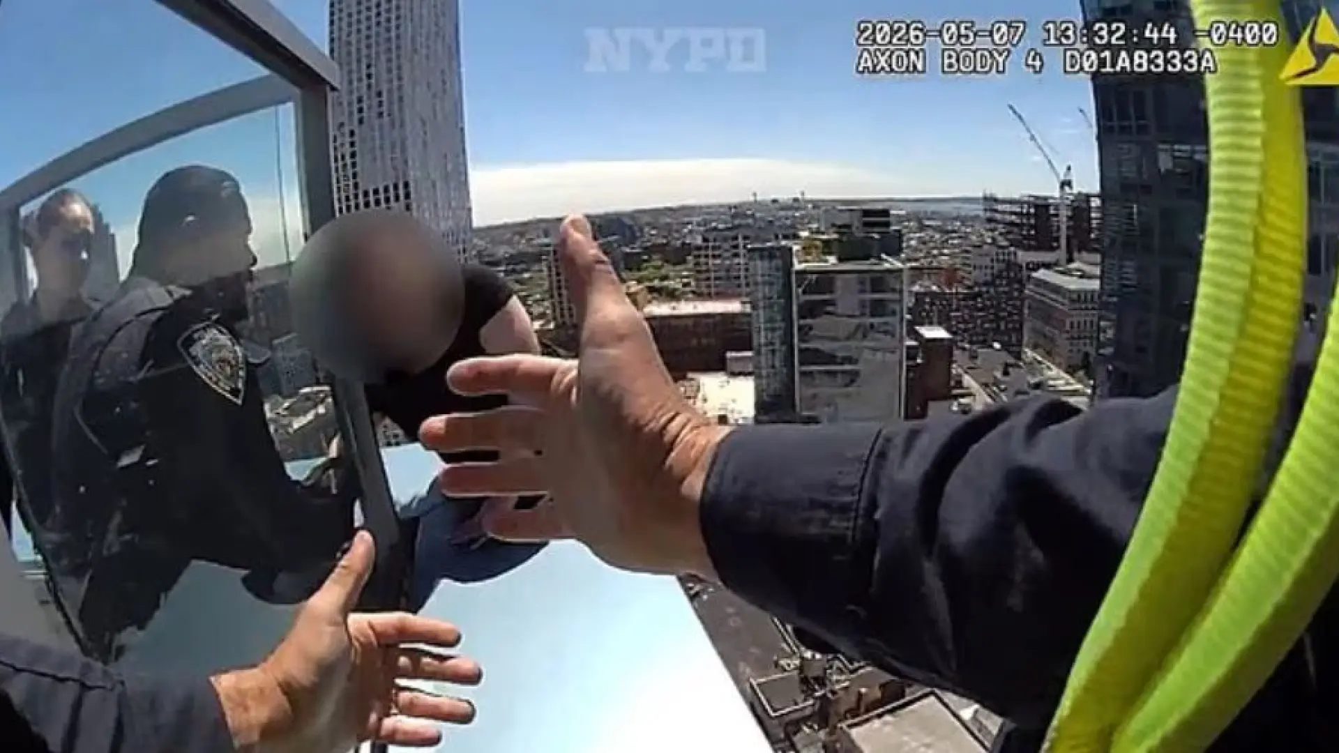 La Policía de Nueva York graba el angustioso rescate de una mujer en la cornisa de un rascacielos: «Podemos solucionarlo»