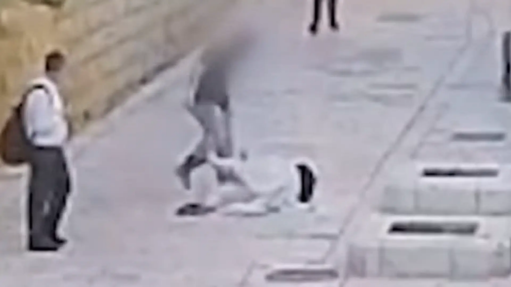 La Policía israelí difunde el vídeo del brutal ataque de un hombre a una monja en Jerusalén