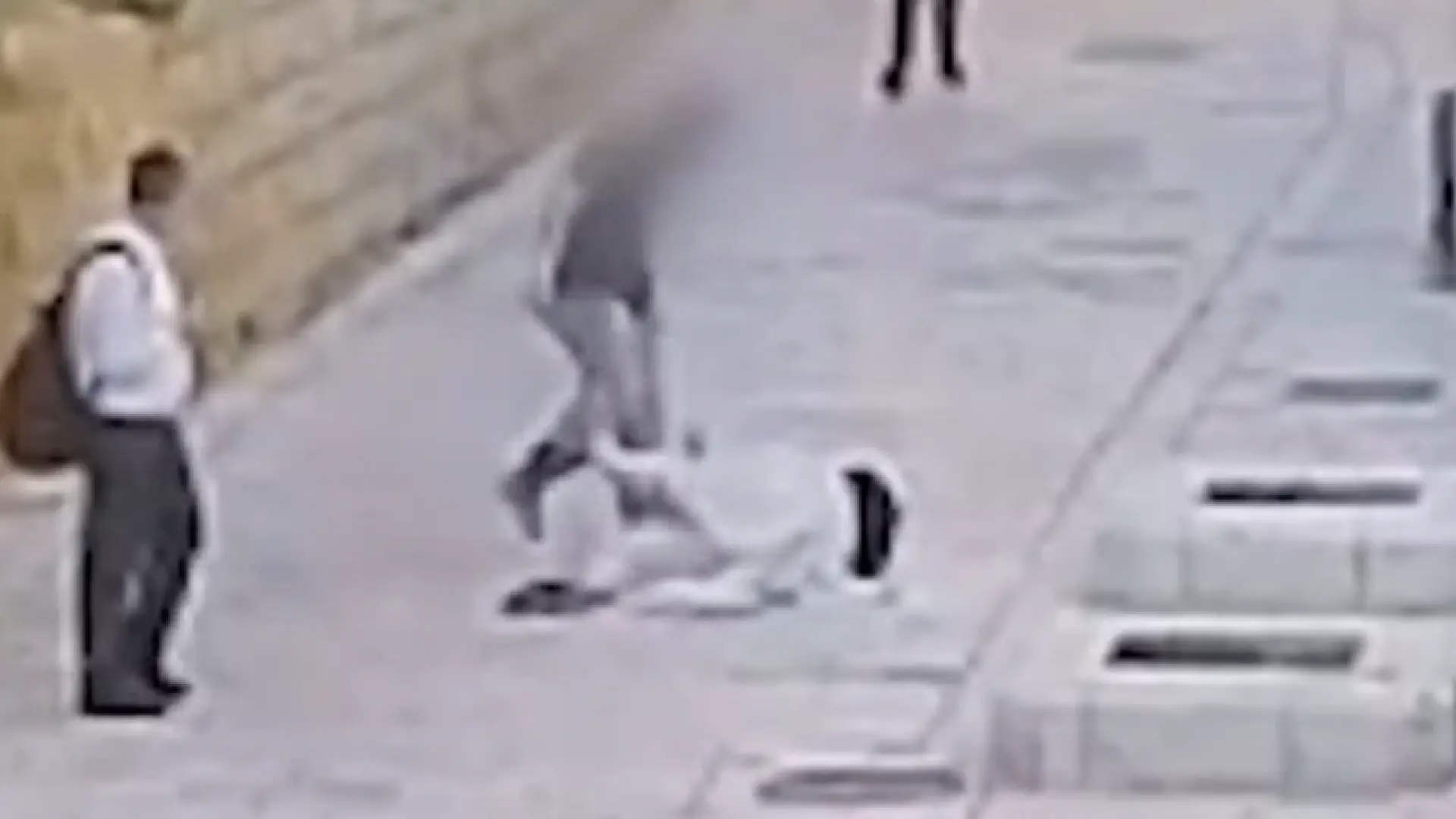 La Policía israelí difunde el vídeo del brutal ataque de un hombre a una monja en Jerusalén