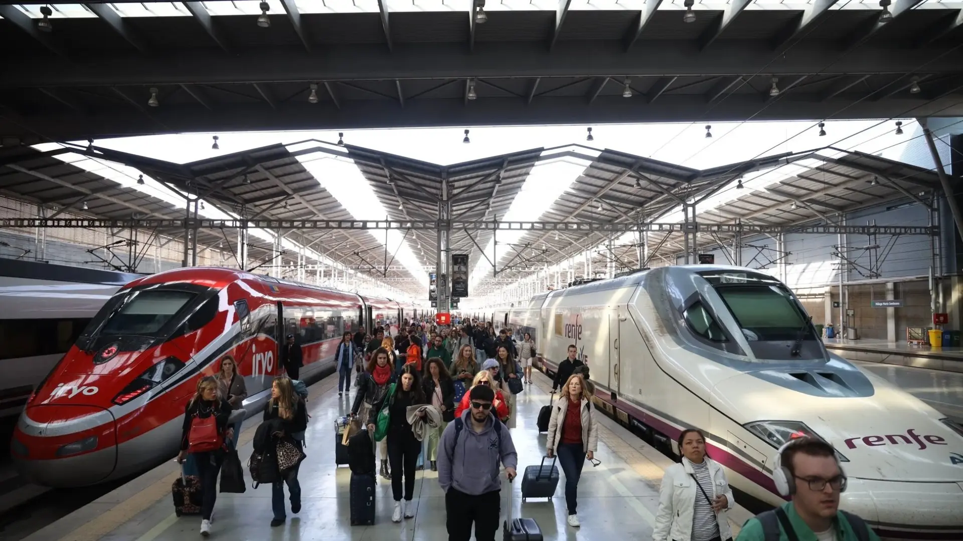 Renfe pierde una primera batalla legal para abrir sus talleres a los trenes de Iryo y tendrá que adaptarlos para su mantenimiento allí Renfe pierde una primera batalla legal para abrir sus talleres a los trenes de Iryo y tendrá que adaptarlos para su mantenimiento allí