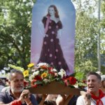 Rocío Jurado protagoniza una romería pop que la hace «santa» a los 20 años de su muerte Rocío Jurado protagoniza una romería pop que la hace «santa» a los 20 años de su muerte