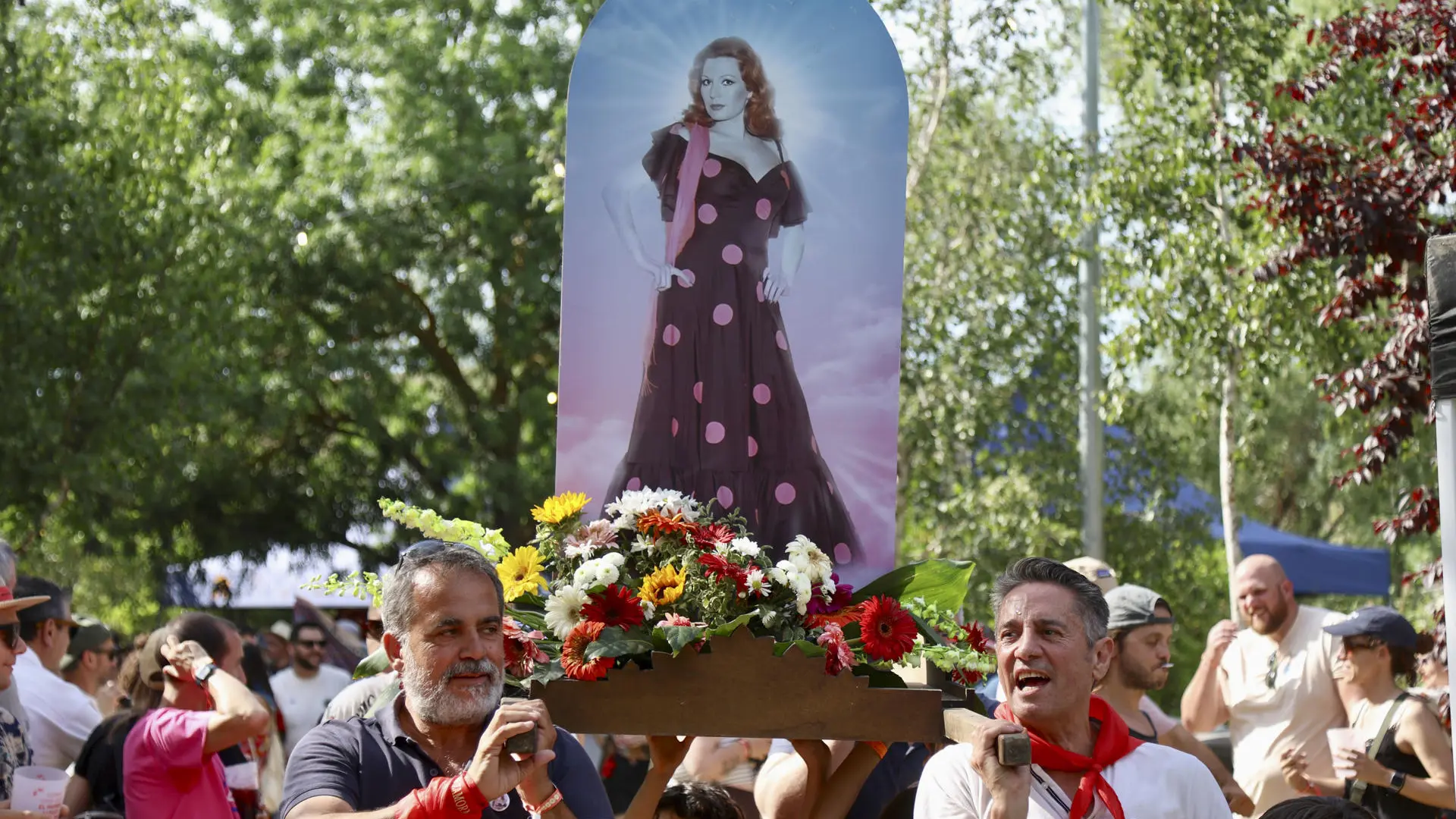 Rocío Jurado protagoniza una romería pop que la hace «santa» a los 20 años de su muerte Rocío Jurado protagoniza una romería pop que la hace «santa» a los 20 años de su muerte