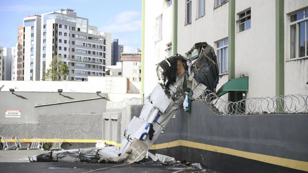 Suben a tres los muertos tras estrellarse una avioneta contra un edificio en Brasil