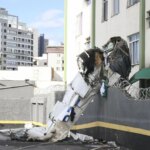 Suben a tres los muertos tras estrellarse una avioneta contra un edificio en Brasil