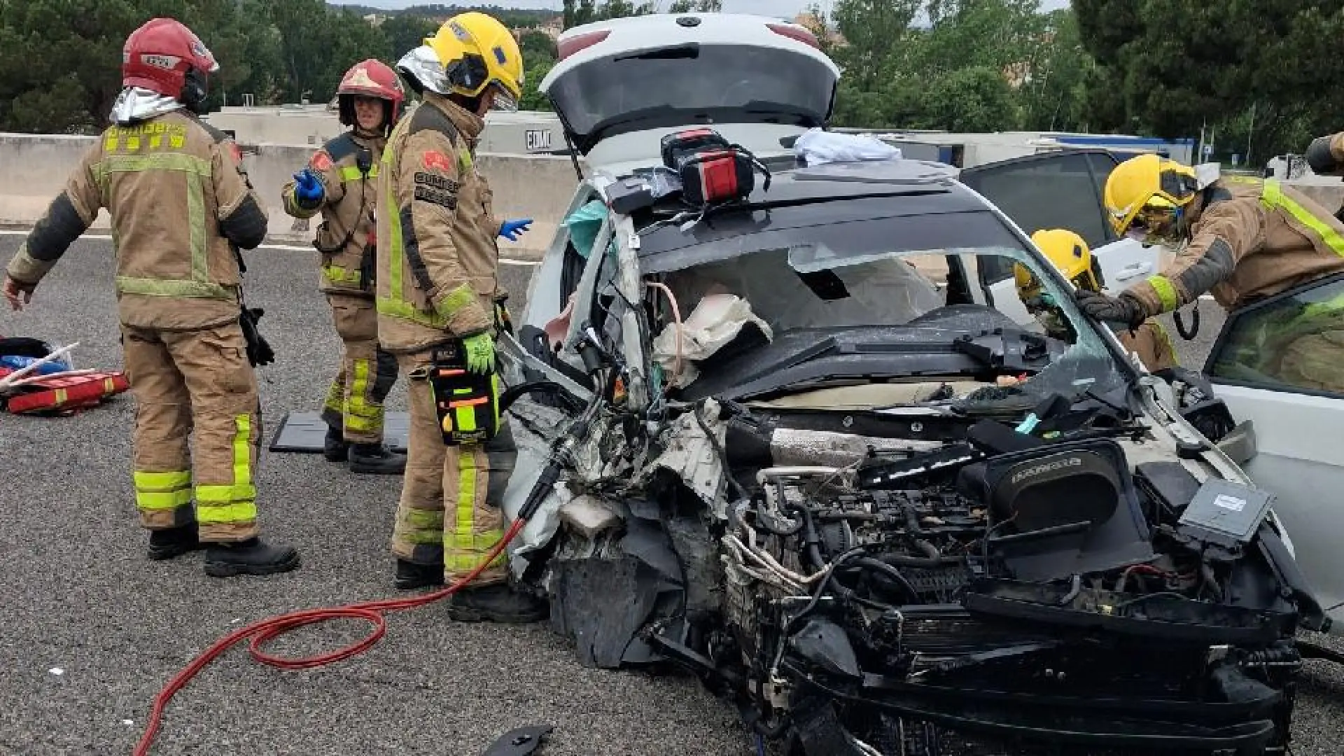 Tres heridos, uno de ellos grave, tras chocar un autocar y un turismo en la AP-7 en Maçanet de la Selva