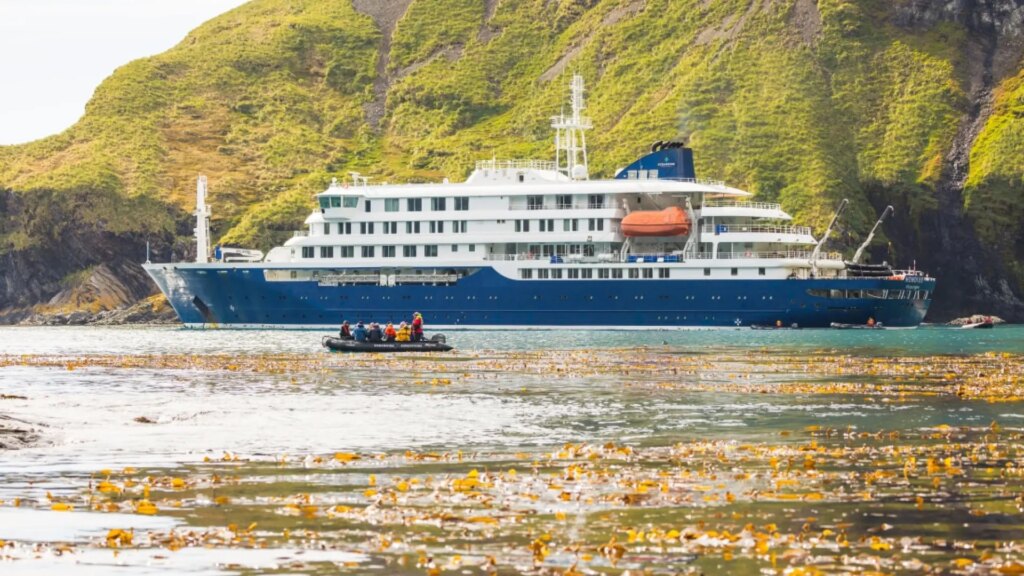 Tres muertos por hantavirus, 14 españoles a bordo… Qué se sabe del crucero de lujo que viva una situación médica crítica