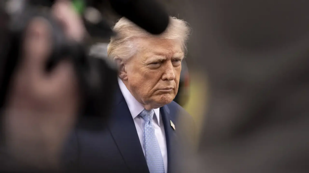 Trump anuncia una iniciativa humanitaria para permitir la salida de los buques atrapados por el cierre de Ormuz