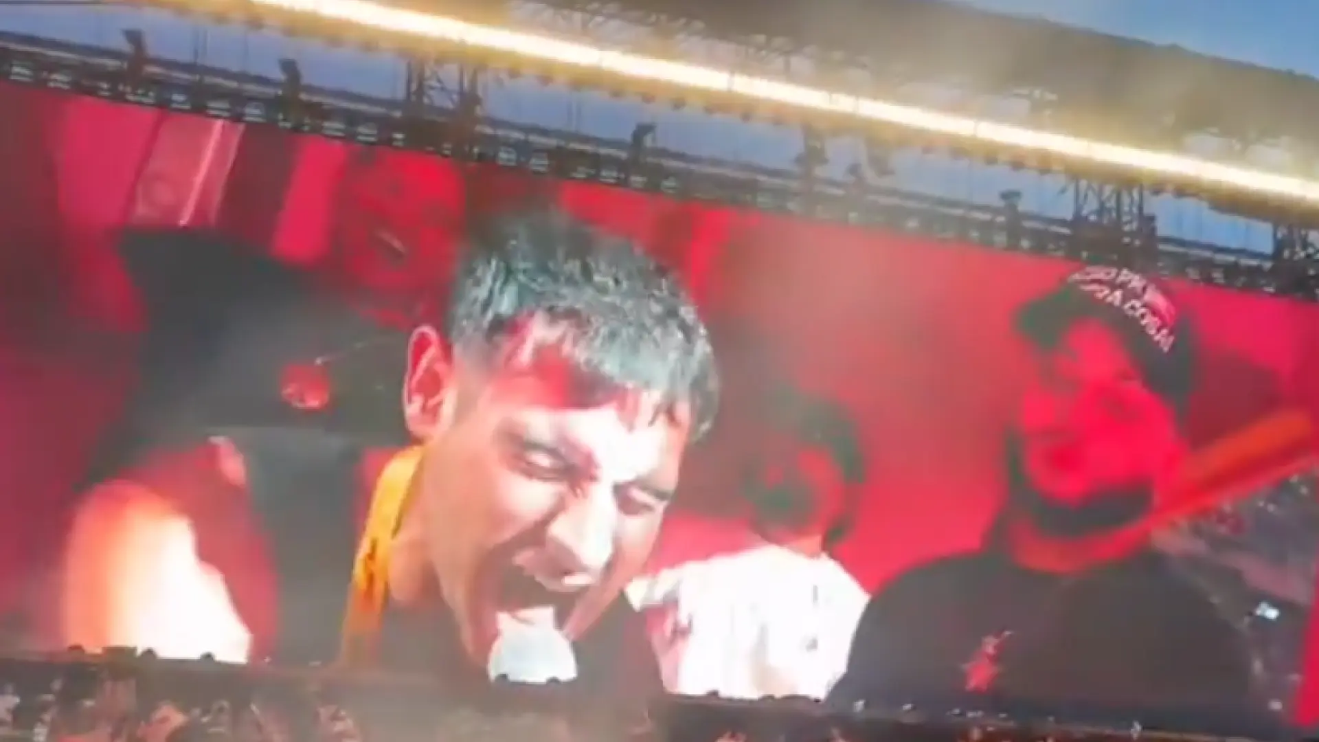 Un fan protagoniza uno de los momentos más esperados del primer concierto de Bad Bunny en Barcelona Un fan protagoniza uno de los momentos más esperados del primer concierto de Bad Bunny en Barcelona