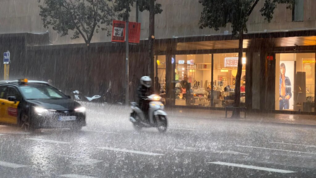 Una tormenta de granizo azota el centro de Barcelona