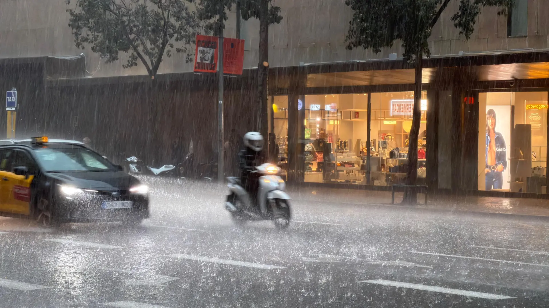 Una tormenta de granizo azota el centro de Barcelona