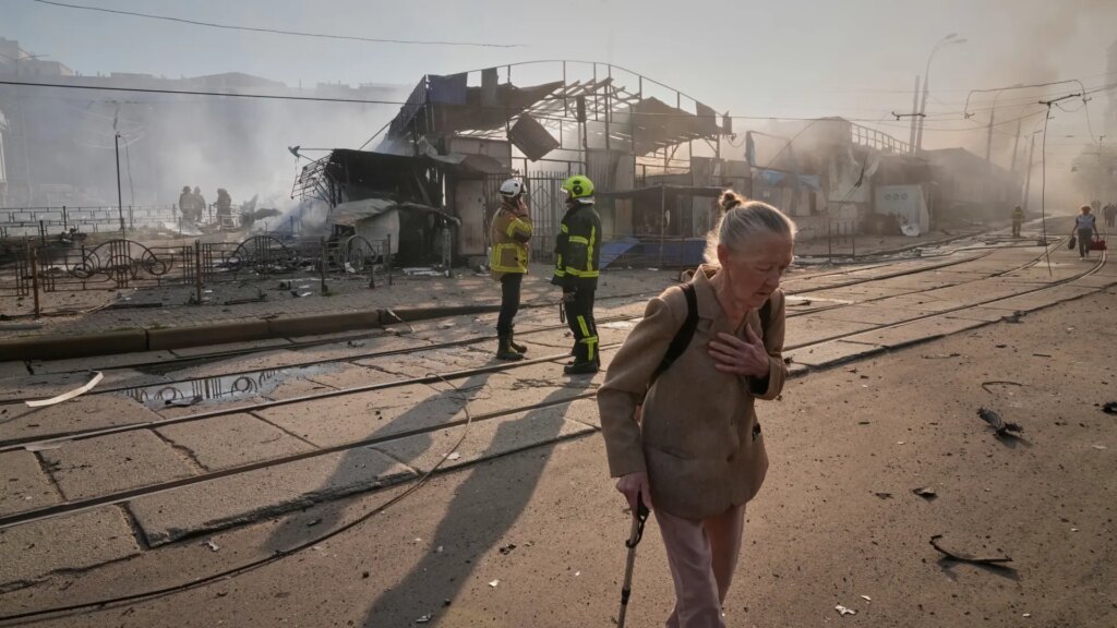 Uno de los ataques rusos más potentes contra Kiev deja al menos cuatro muertos y más de 100 heridos Uno de los ataques rusos más potentes contra Kiev deja al menos cuatro muertos y más de 100 heridos