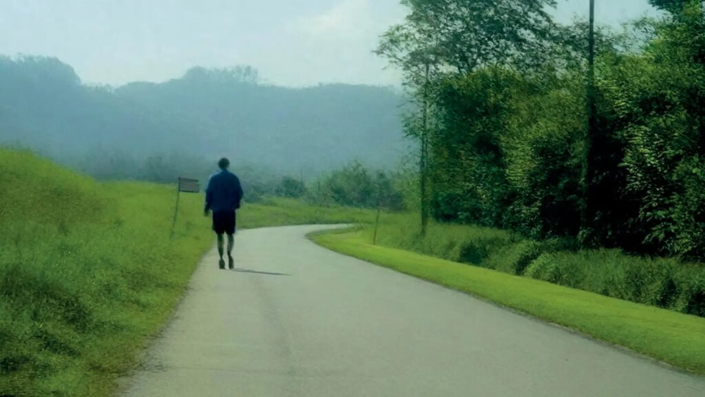 ¿Pueden los peatones caminar por carreteras sin arcén?