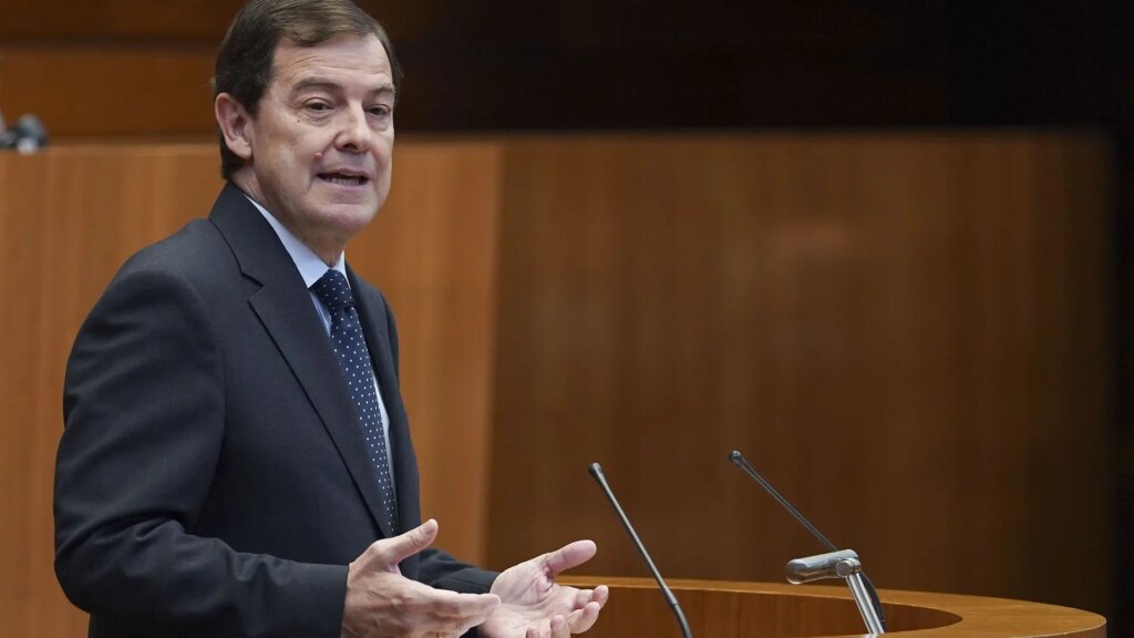 Alfonso Fernández Mañueco, investido presidente de Castilla y León para un tercer mandato con los votos de PP y Vox