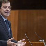 Alfonso Fernández Mañueco, investido presidente de Castilla y León para un tercer mandato con los votos de PP y Vox