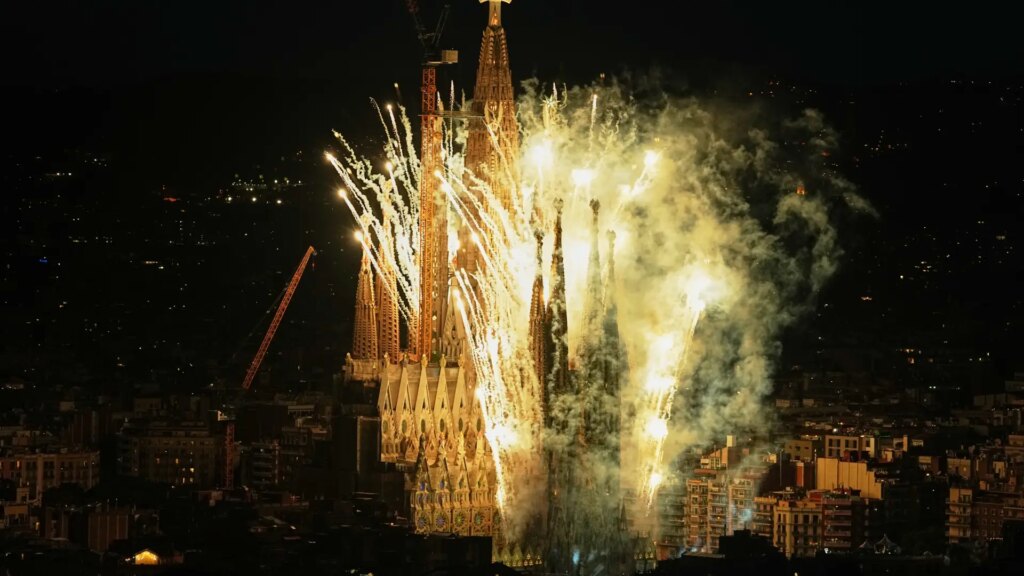 Con drones y fuegos artificiales…así ha sido el espectacular encendido de la Sagrada Familia tras la bendición del Papa León XIV