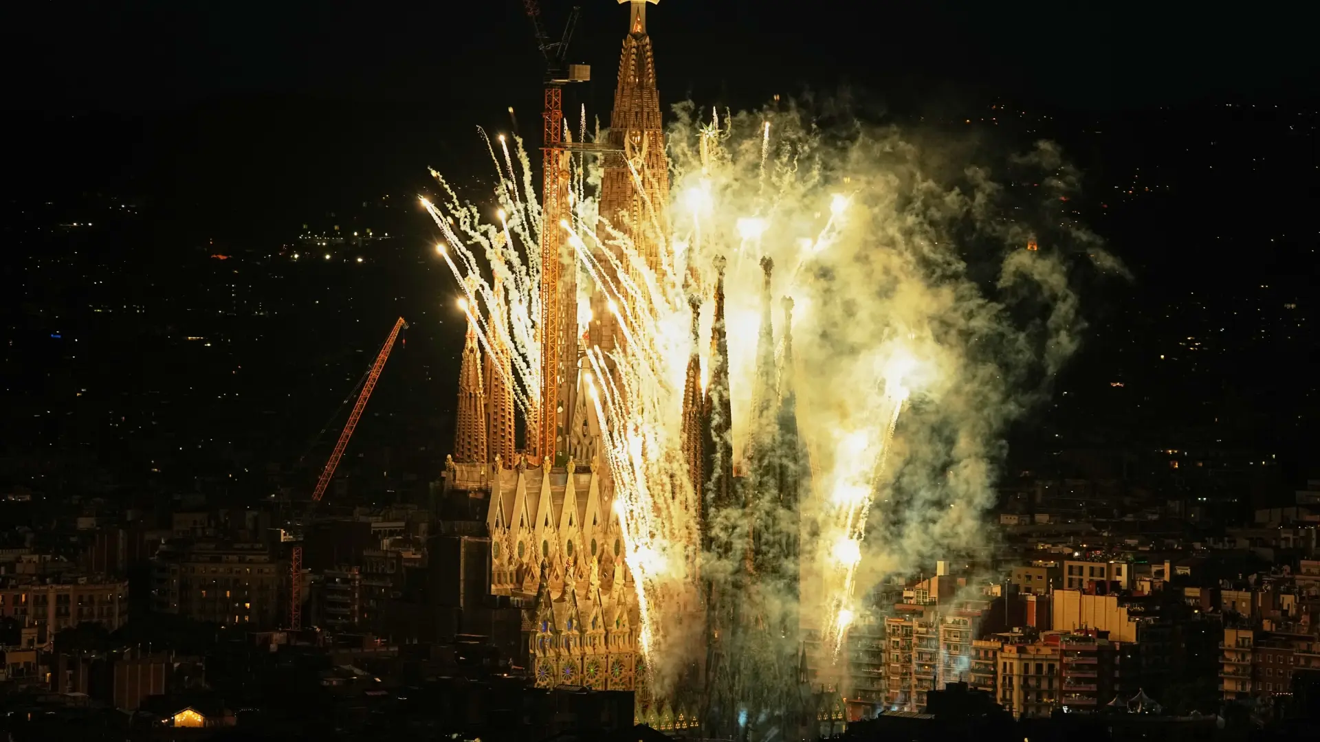 Con drones y fuegos artificiales…así ha sido el espectacular encendido de la Sagrada Familia tras la bendición del Papa León XIV Con drones y fuegos artificiales…así ha sido el espectacular encendido de la Sagrada Familia tras la bendición del Papa León XIV