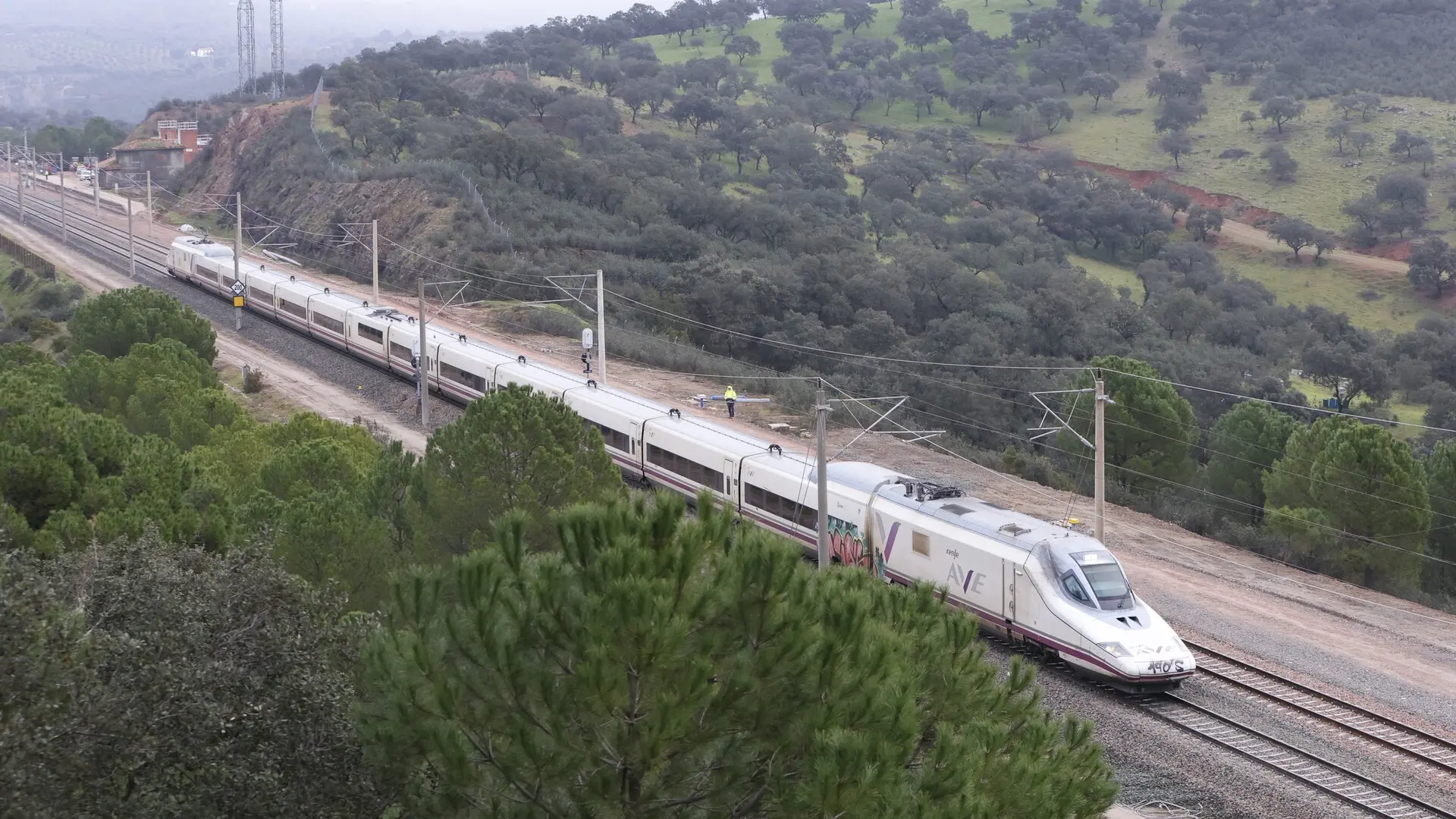 Cortada la circulación de trenes de alta velocidad de la línea Madrid-Sevilla por un fallo eléctrico Cortada la circulación de trenes de alta velocidad de la línea Madrid-Sevilla por un fallo eléctrico