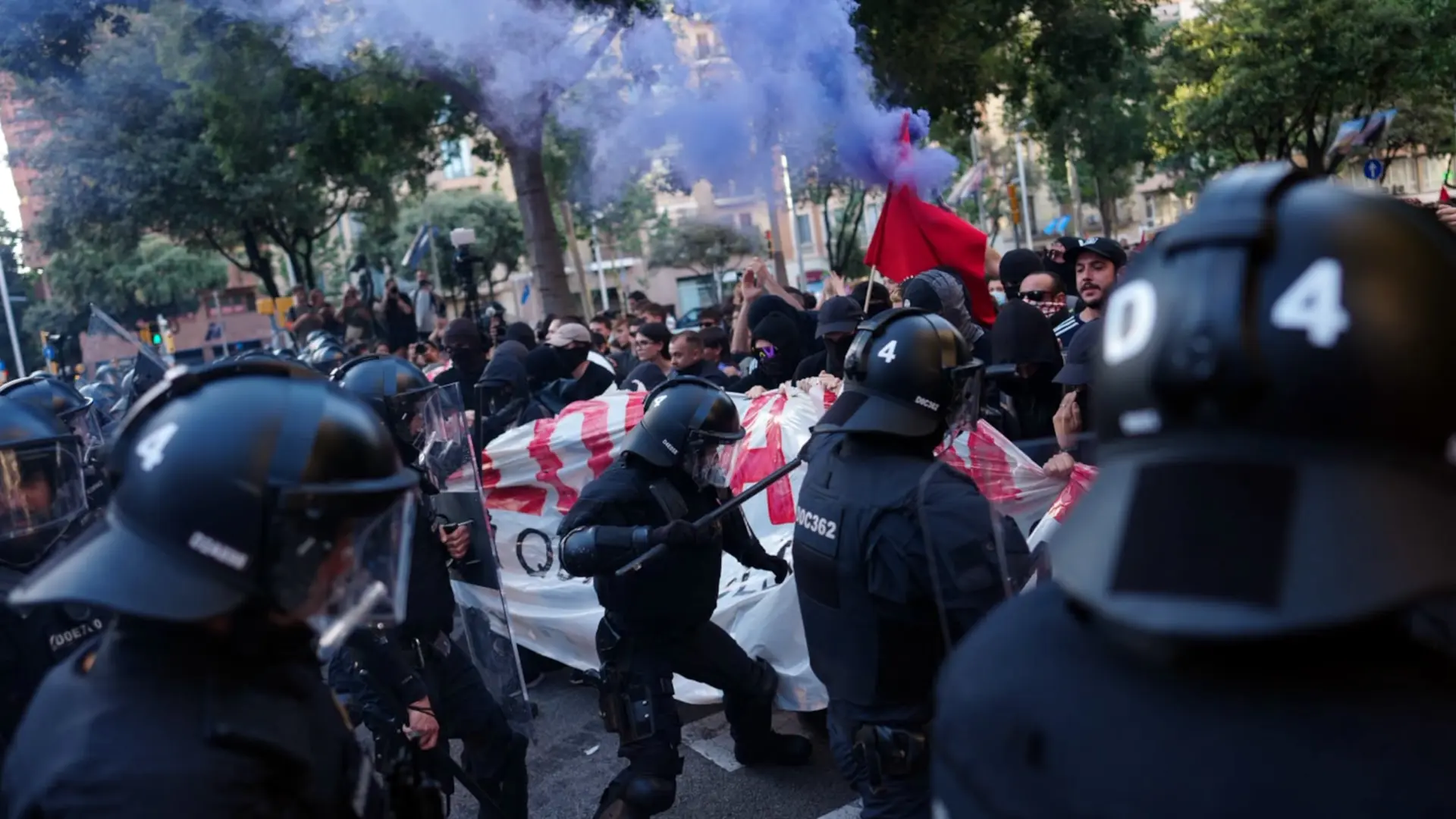 Cuatro mossos heridos en las cargas para impedir choques entre neonazis y antifascistas en Barcelona Cuatro mossos heridos en las cargas para impedir choques entre neonazis y antifascistas en Barcelona