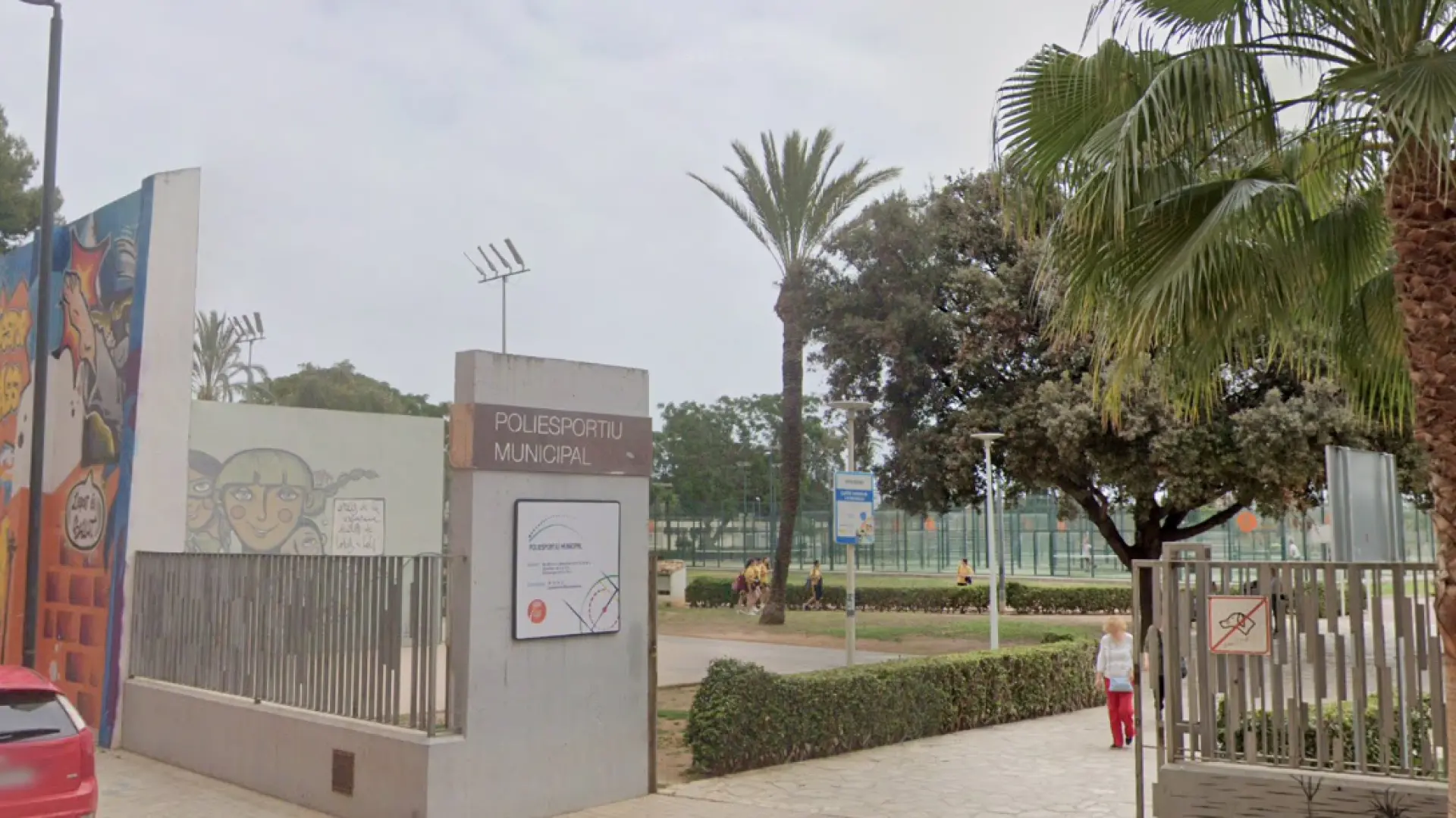 Detienen a cuatro menores por lanzar muebles y defecar en la piscina municipal de Picassent Detienen a cuatro menores por lanzar muebles y defecar en la piscina municipal de Picassent