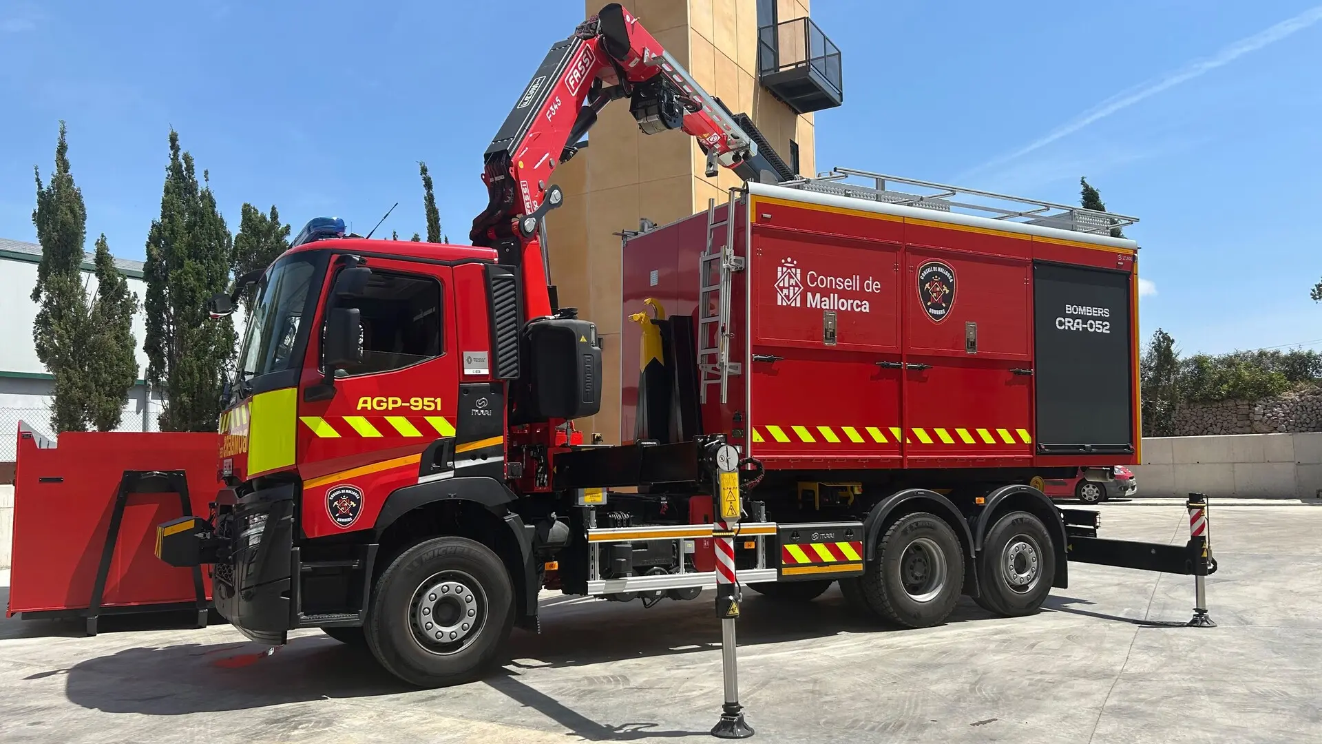 Dos muertos y 24 heridos en el incendio de un bloque de viviendas en Magaluf Dos muertos y 24 heridos en el incendio de un bloque de viviendas en Magaluf