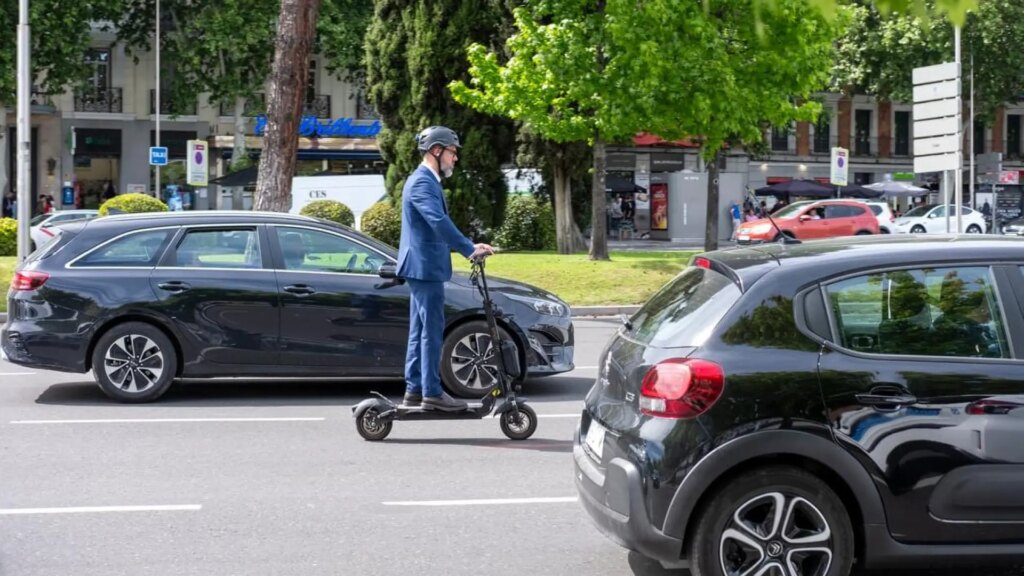 El Gobierno fija en 15 años la edad mínima para conducir patinetes eléctricos y el uso obligatorio de casco El Gobierno fija en 15 años la edad mínima para conducir patinetes eléctricos y el uso obligatorio de casco