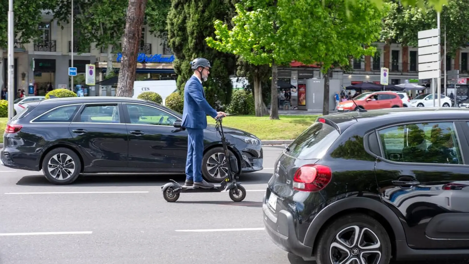 El Gobierno fija en 15 años la edad mínima para conducir patinetes eléctricos y el uso obligatorio de casco El Gobierno fija en 15 años la edad mínima para conducir patinetes eléctricos y el uso obligatorio de casco