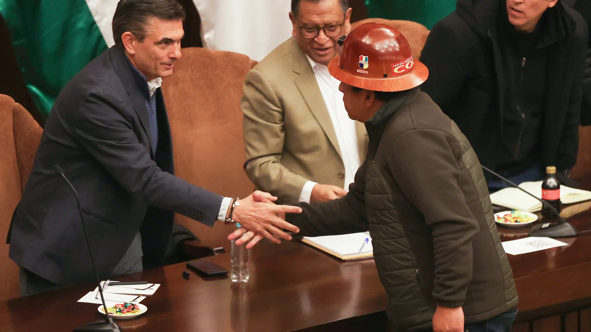 El presidente de Bolivia inicia un diálogo con el gremio de trabajadores para buscar una salida a las protestas que exigen su renuncia El presidente de Bolivia inicia un diálogo con el gremio de trabajadores para buscar una salida a las protestas que exigen su renuncia