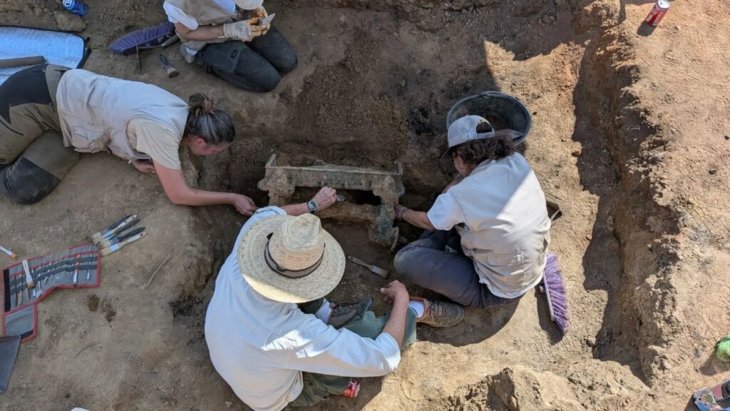 Hallan en Badajoz un carro de bronce de 2.500 años que revela el comercio de lujo entre Tarteso y el Mediterráneo: «Es único»