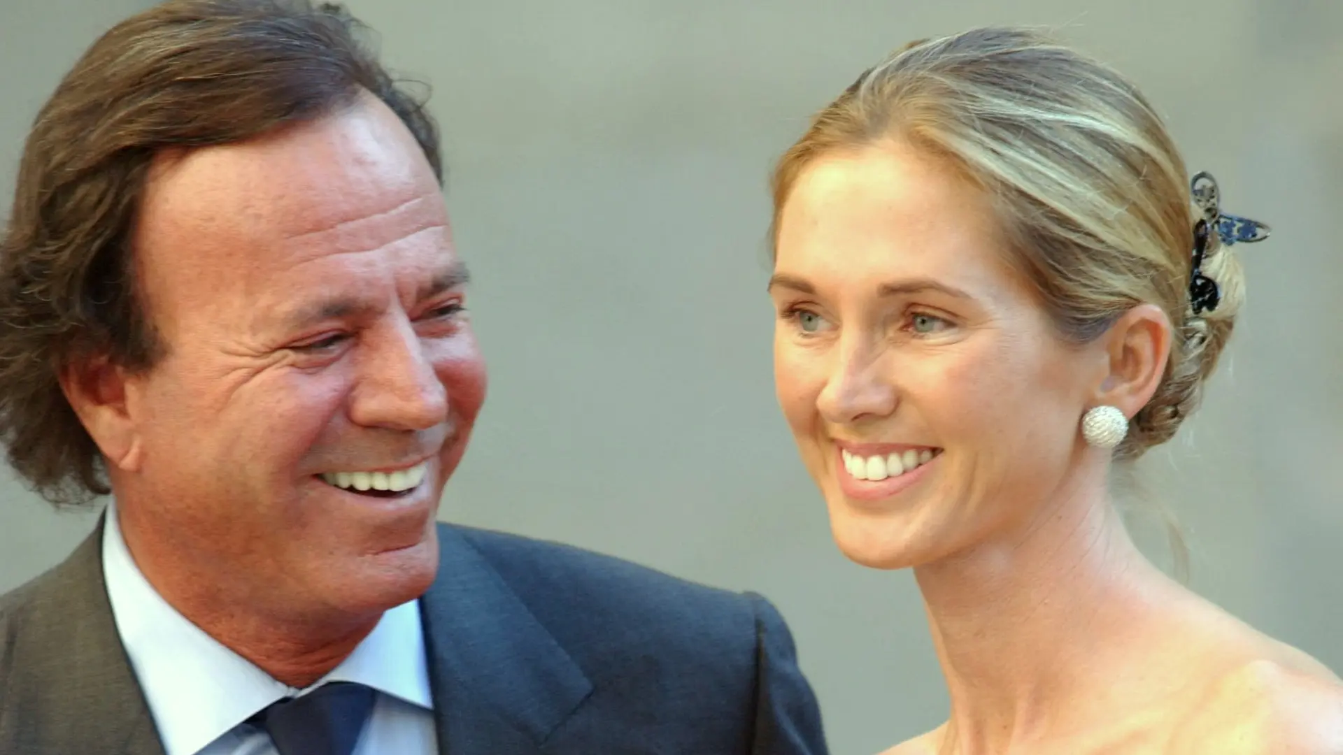 Julio Iglesias y su mujer Miranda ya tienen fecha para defenderse de una demanda millonaria