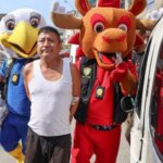 La Policía de Perú se disfraza de mascotas del Mundial para detener a un narcotraficante sin despertar sospechas La Policía de Perú se disfraza de mascotas del Mundial para detener a un narcotraficante sin despertar sospechas