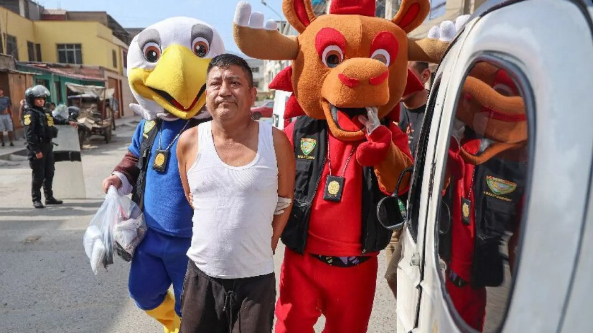 La Policía de Perú se disfraza de mascotas del Mundial para detener a un narcotraficante sin despertar sospechas La Policía de Perú se disfraza de mascotas del Mundial para detener a un narcotraficante sin despertar sospechas