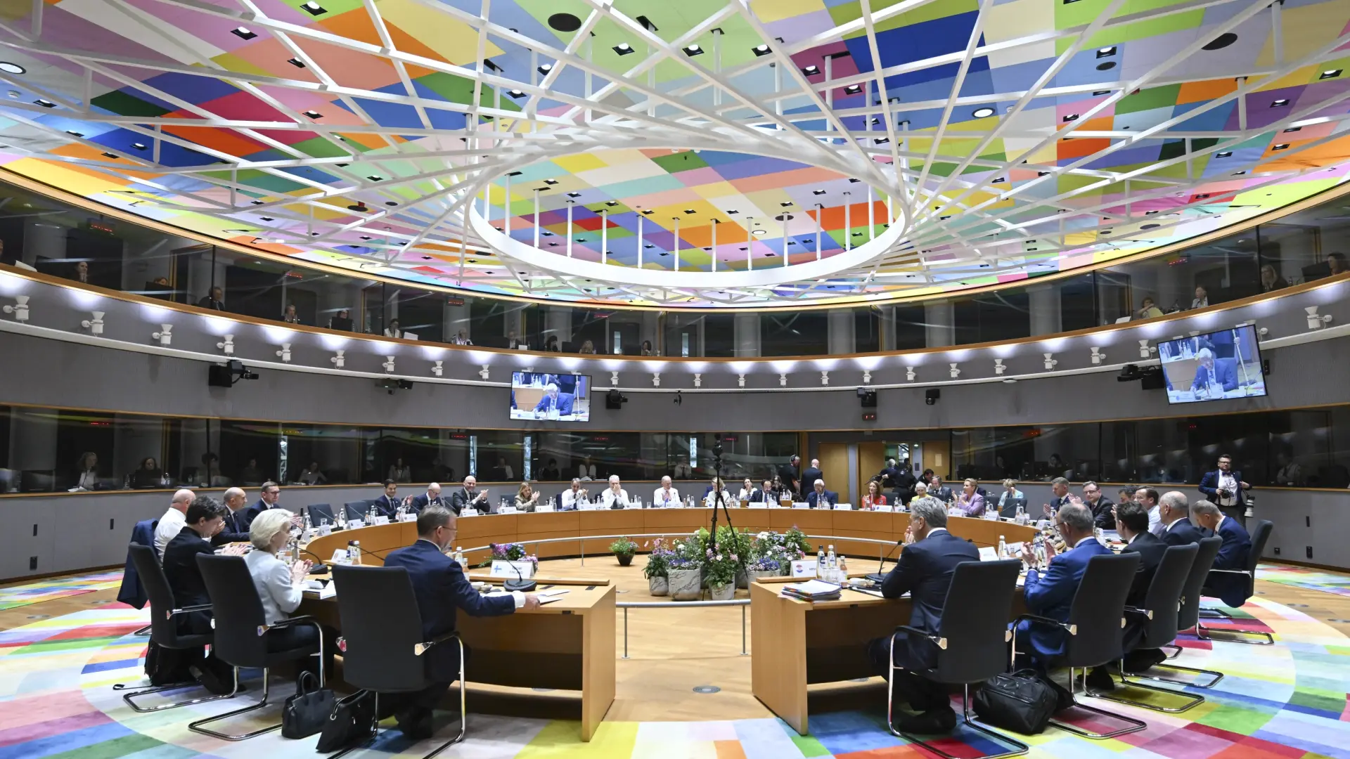Los líderes de la UE se ‘parten’ sobre la relación con China pero estrenan la era pos-Orbán con unanimidad sobre Ucrania Los líderes de la UE se ‘parten’ sobre la relación con China pero estrenan la era pos-Orbán con unanimidad sobre Ucrania