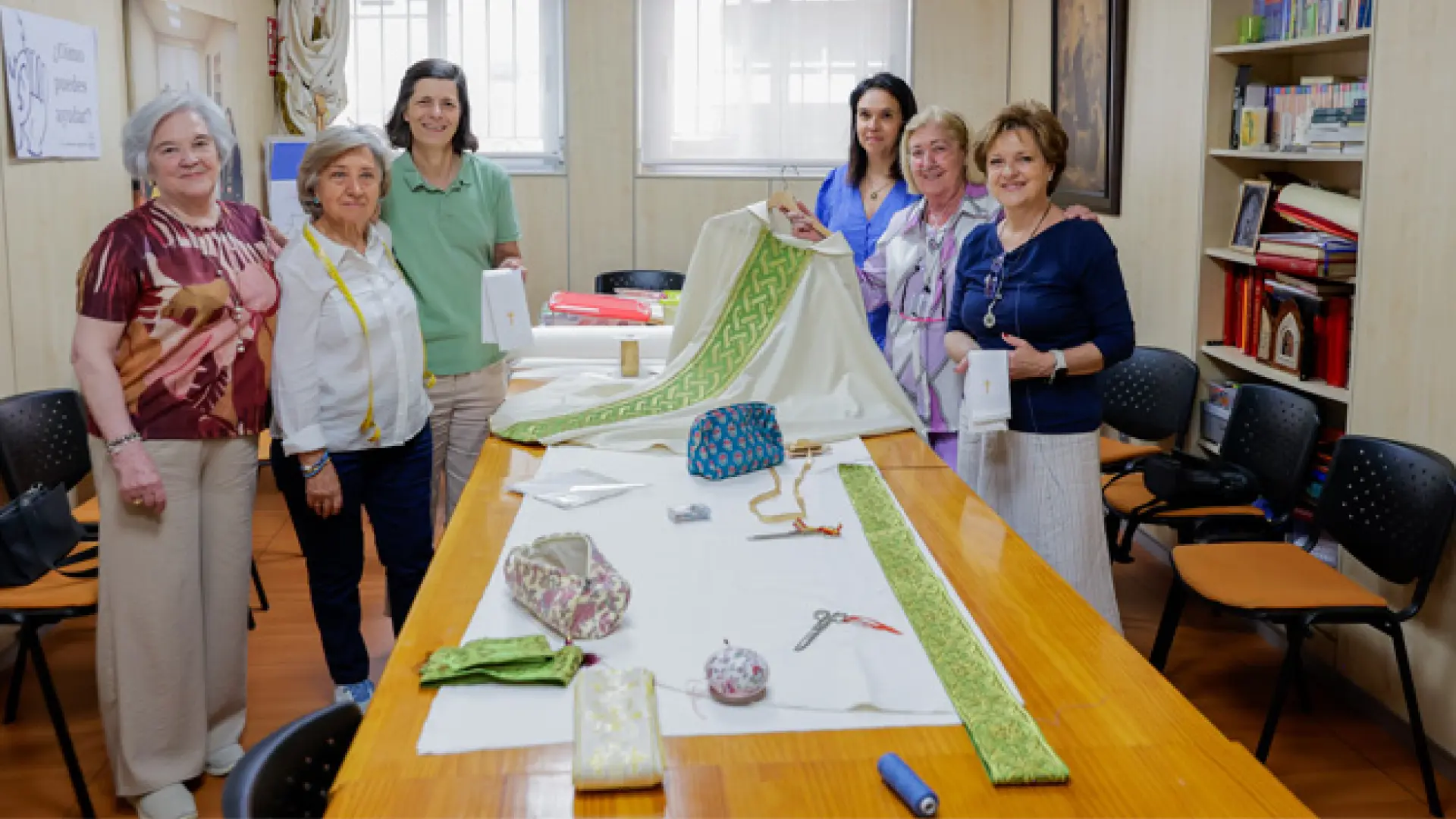 Monjas agustinas, costureras voluntarias y miles de fieles ultiman los preparativos para recibir a León XIV: «Lo hacemos de corazón»