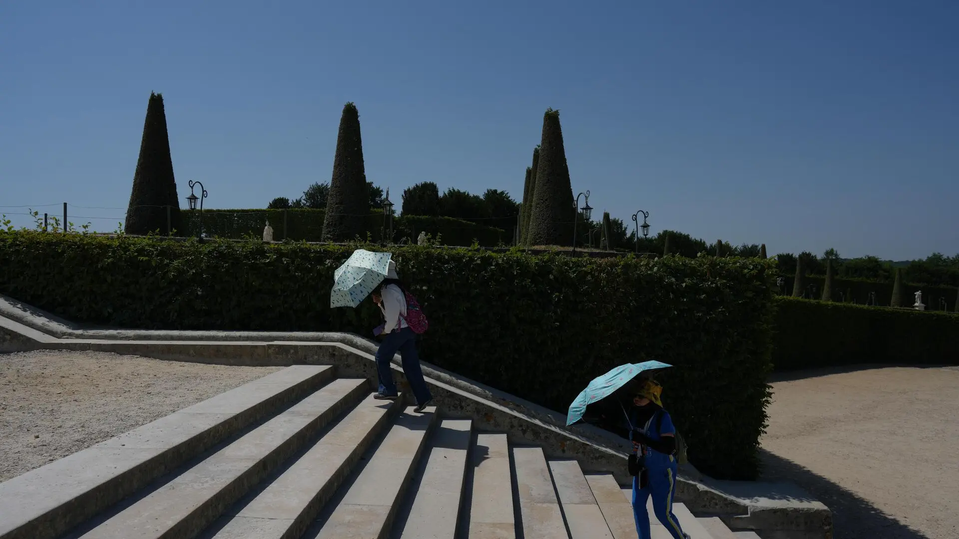 Mueren dos niños en el interior de un coche en el sureste de Francia en plena ola de calor Mueren dos niños en el interior de un coche en el sureste de Francia en plena ola de calor