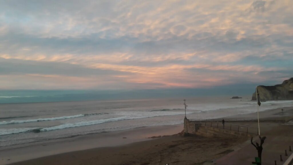 Prohíben el baño en 11 playas vizcaínas, y solo cuatro tienen bandera verde