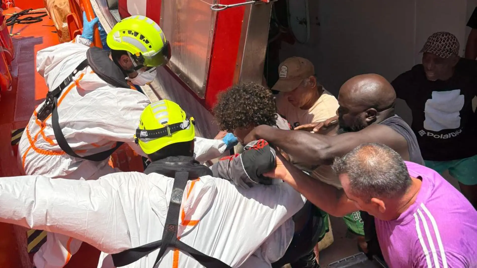 Rescatan a seis inmigrantes agarrados a unas boyas a 23 millas de Cartagena