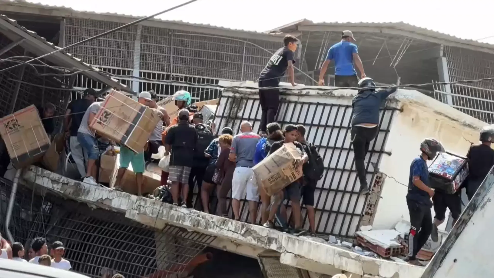 Saqueos en comercios de La Guaira, una de las zonas más afectadas tras los terremotos en Venezuela