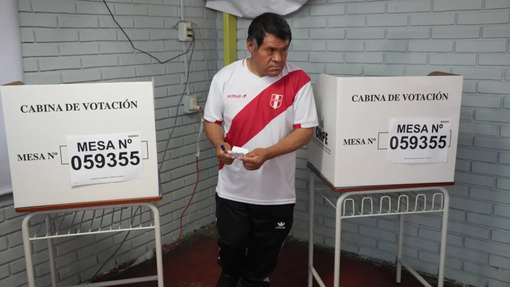 Sondeos a pie de urna en Perú dan un empate técnico con leve ventaja de Fujimori ante Sánchez