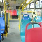 TransMilenio estrena sillas aguamarinas para los “viajes de cuidado” en su flota eléctrica