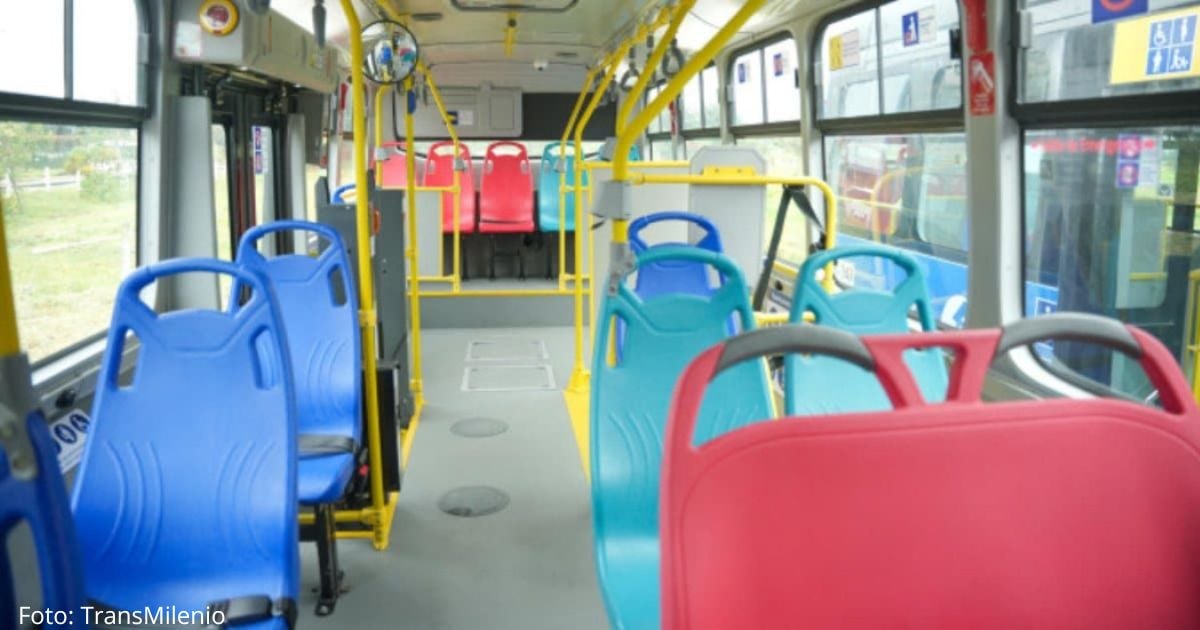 TransMilenio estrena sillas aguamarinas para los “viajes de cuidado” en su flota eléctrica
