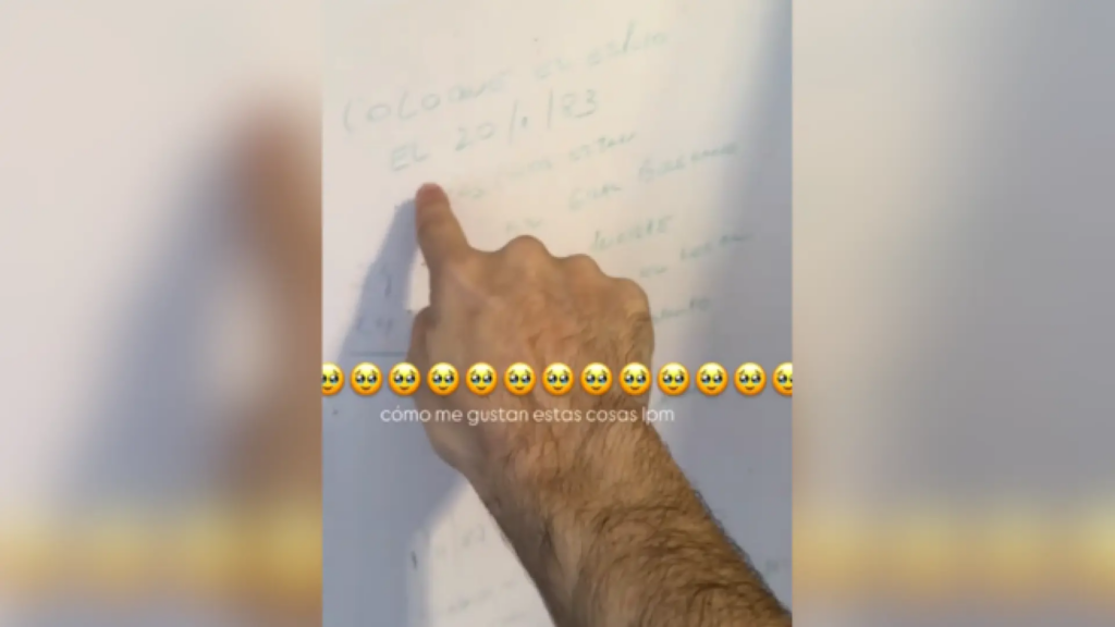 Un joven retira un espejo para remodelar la casa de sus abuelos y descubre varios mensajes familiares: «Voy a llorar» Un joven retira un espejo para remodelar la casa de sus abuelos y descubre varios mensajes familiares: «Voy a llorar»