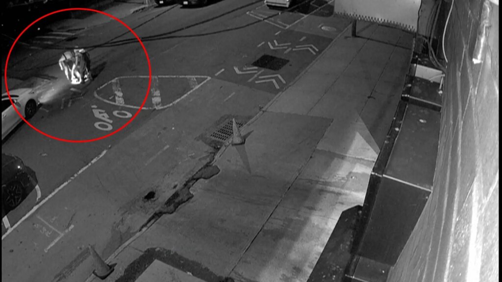 la Policía investiga vídeos de personas saliendo de ellas