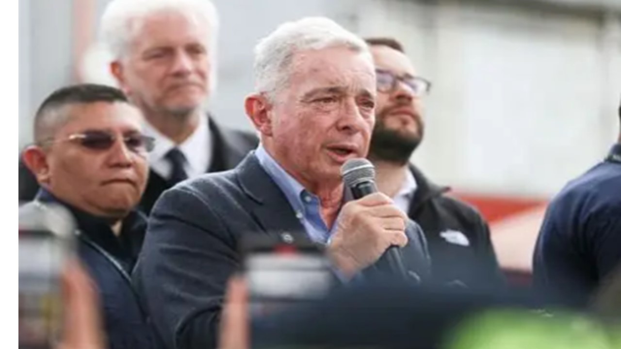 Álvaro Uribe cuestiona llamado a indagatoria por casos de La Granja y El Aro: “Lo que quieren es llevarme a morir en una cárcel”