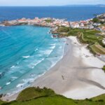 vistas despejadas a los pies de un pueblo pesquero
