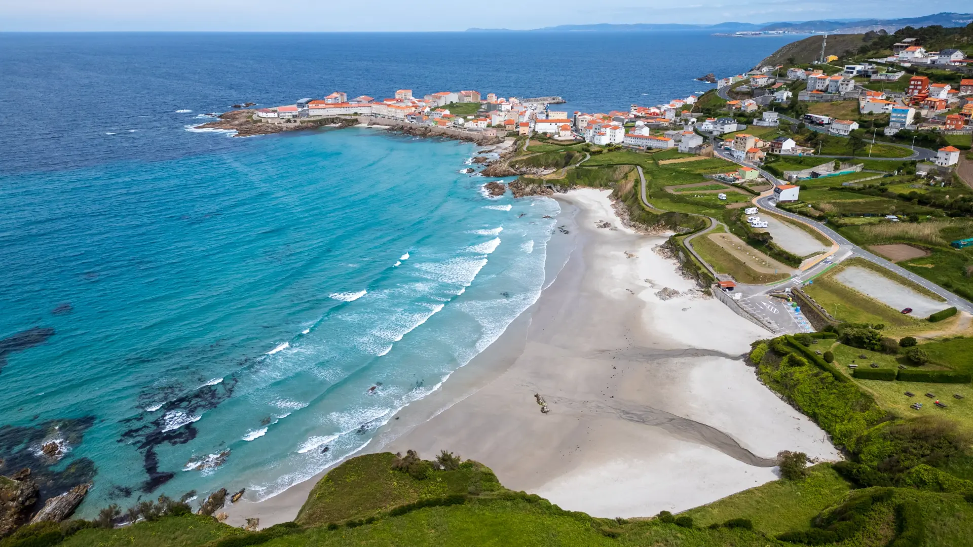 vistas despejadas a los pies de un pueblo pesquero