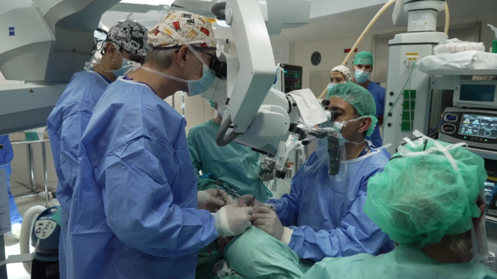 Completado con éxito el primer trasplante entre personas con VIH vivas en España Completado con éxito el primer trasplante entre personas con VIH vivas en España