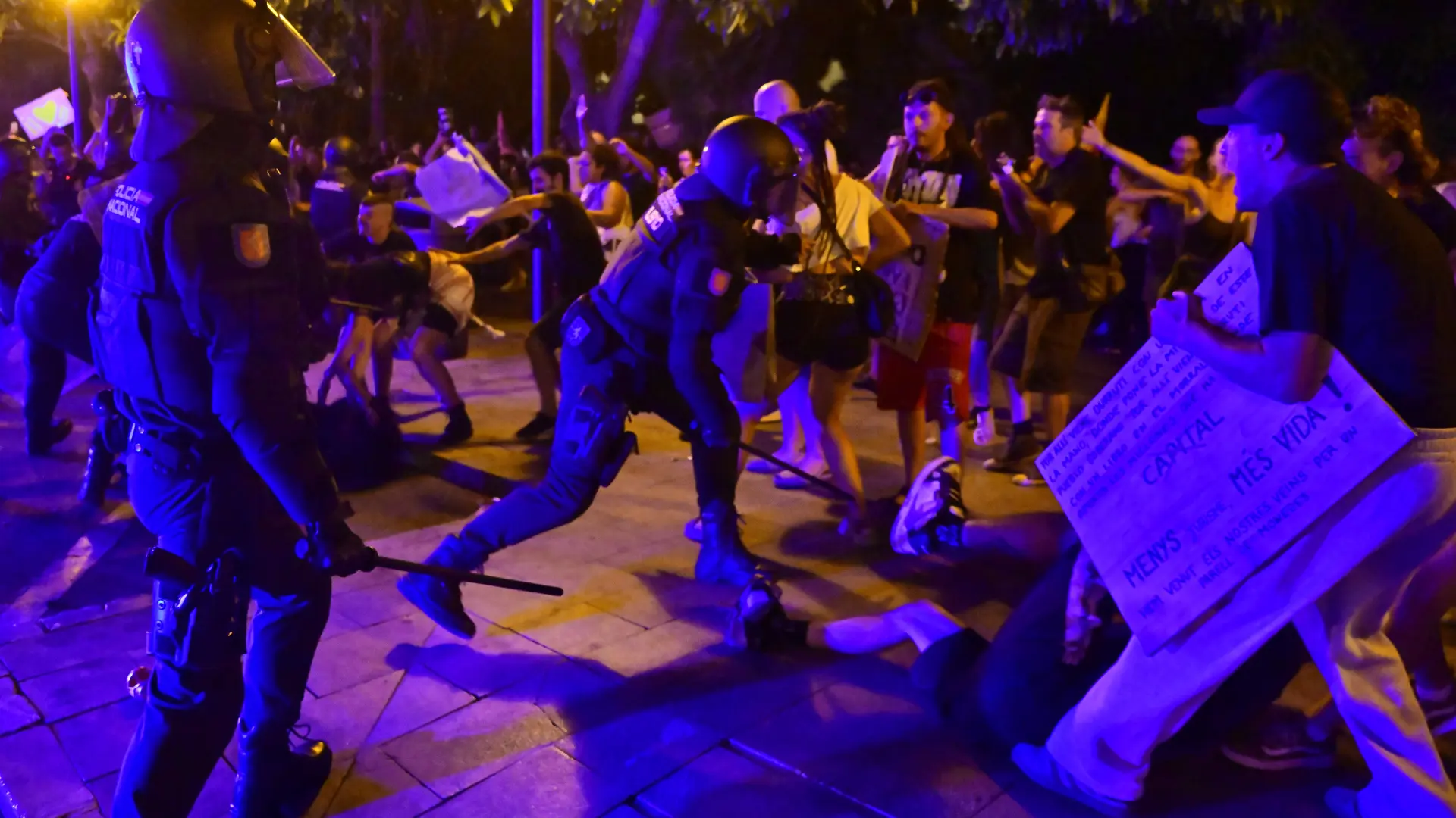 Cargas policiales con heridos tras la marcha en Palma contra la masificación turística Cargas policiales con heridos tras la marcha en Palma contra la masificación turística