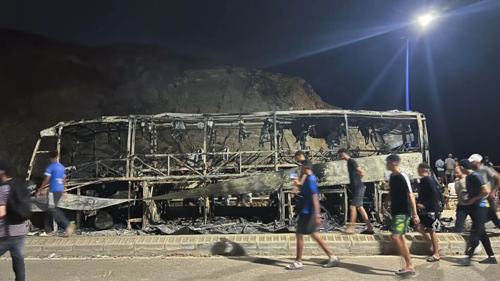 Castillejos y Nador viven una noche de enfrentamientos y quema de coches en el intento masivo de entrada en España Castillejos y Nador viven una noche de enfrentamientos y quema de coches en el intento masivo de entrada en España