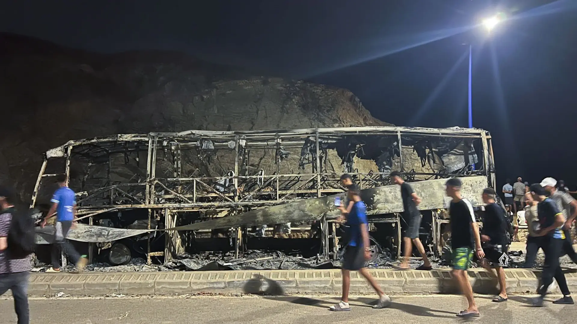Castillejos y Nador viven una noche de enfrentamientos y quema de coches en el intento masivo de entrada en España Castillejos y Nador viven una noche de enfrentamientos y quema de coches en el intento masivo de entrada en España